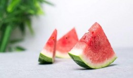 梦见在瓜地旁卖瓜吃,瓜地旁的卖瓜食趣