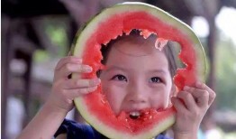咬秋吃瓜图片,品味秋日清新时光