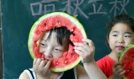 咬秋吃瓜图片,品味秋日清新时光