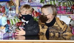 吃瓜群众剃光头,揭秘网络热议背后的真相