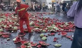 大爷翻车吃瓜事件,一场意外引发的全民热议