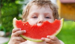 小左有点精神吃瓜