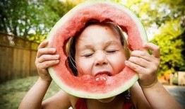 小左有点精神吃瓜