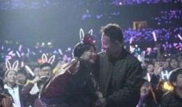 求婚现场变吃瓜现场,网友直呼“太真实”