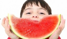 孩子吃瓜的反应,孩子吃瓜的欢乐瞬间