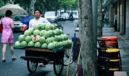 蹲路边的吃瓜群众