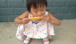 孩子吃瓜过程,孩子吃瓜瞬间捕捉