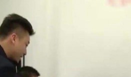 男子翻护栏吃瓜,意外走红网络