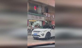 路人吵架旁边吃瓜,围观群众“吃瓜”现场