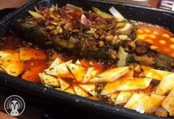 一排鱼吃瓜,夏日池塘欢乐多