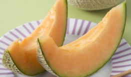 吃哈密瓜帅哥,甜蜜滋味尽在其中