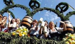 异域小镇之吃瓜,一场别开生面的吃瓜盛宴