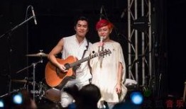 苏打绿求婚吃瓜,甜蜜瓜果见证爱情时刻