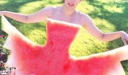 婴儿吃瓜拍照姿势,宝宝吃瓜萌态瞬间捕捉