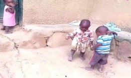 孩子看见姥姥吃瓜,姥姥的甜蜜时光