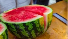 贵州大学食堂吃瓜,瓜果飘香，美食共享的校园时光