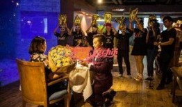 吃瓜观众快闪求婚,快闪求婚浪漫上演