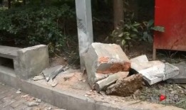 路过吃瓜车翻了,现场情况令人揪心