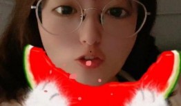 吃瓜女孩屏幕,网络时代的围观文化解析