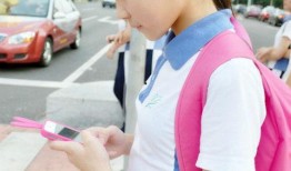 深圳校服女孩吃瓜,校园生活趣味瞬间