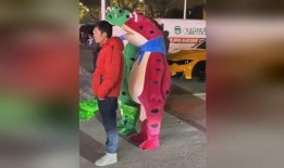 两青蛙吃瓜,夏日食瓜欢乐多