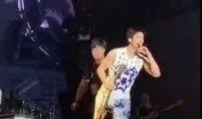 求婚现场变吃瓜现场,网友直呼“太真实”