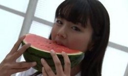 吃瓜女孩屏幕,网络时代的围观文化解析